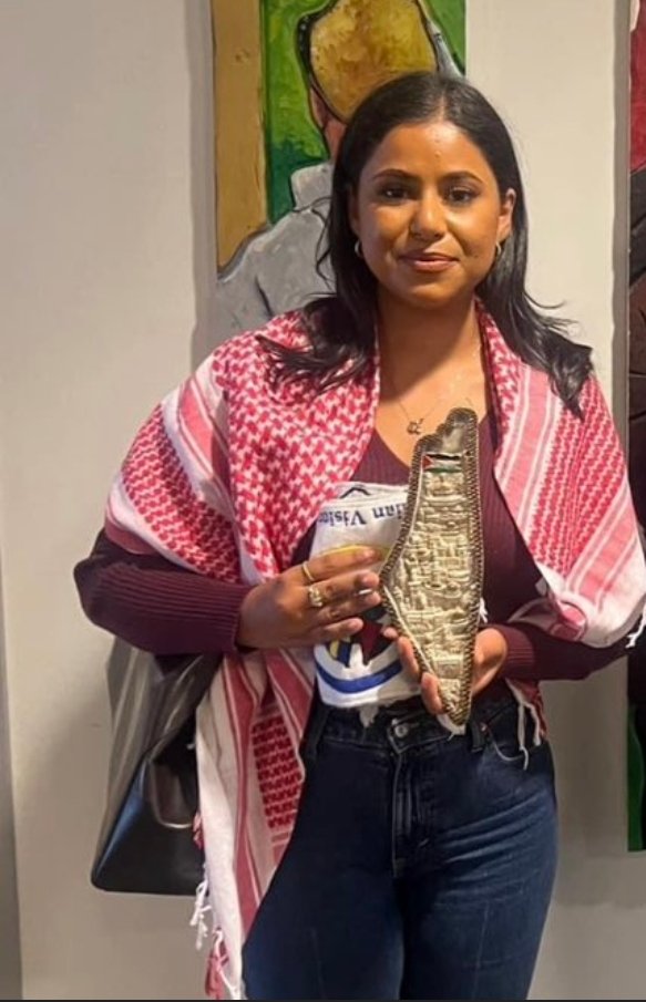 joeberlin53's tweet photo. Vänsterpartiets Anfal Mahdi – som välkomnade massakern den 7 oktober ska alltså sitta i civilutskottet......
Hur fan kunde detta hända? https://t.co/wvVfJOzO0a