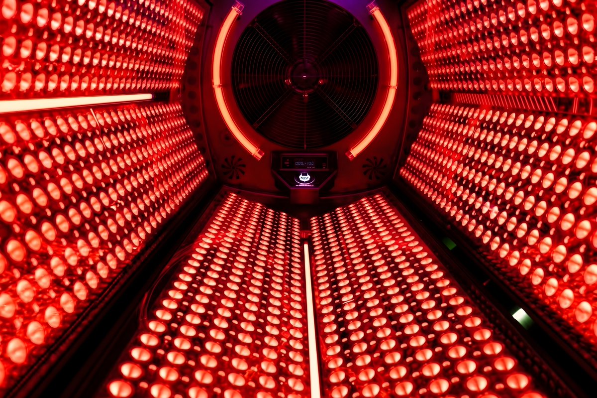 SmartSolarium's tweet photo. 🔴 This is not just red light.
RUBY ARES PRO delivers full-body, multi-wavelength photobiomodulation with:
633 nm • 660 nm • 850 nm NIR
Built for recovery, performance and advanced wellness.
Go full body. Go ARES.
#Photobiomodulation #RedLightTherapy #Biohacking https://t.co/1ltNpmhYR4