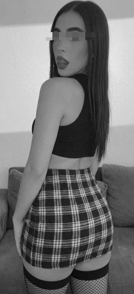 ItsSecre__'s tweet photo. @DISCRETOANONIMU Quien va a querer subirme la falda y meterme la verga? 🫦🤤🖤 https://t.co/845m82OgWw