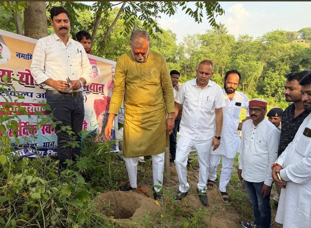 jabalpurdm's tweet photo. #सेवा_संकल्प_अभियान :-

पंचायत एवं ग्रामीण विकास मंत्री श्री पटेल ने नीमखेड़ा में किया पौधारोपण

@prahladspatel  #SevaSankalpAbhiyan
#JansamparkMP #jabalpur  
RM : https://t.co/0dpMlEjHDY https://t.co/4xGVBXuu8l