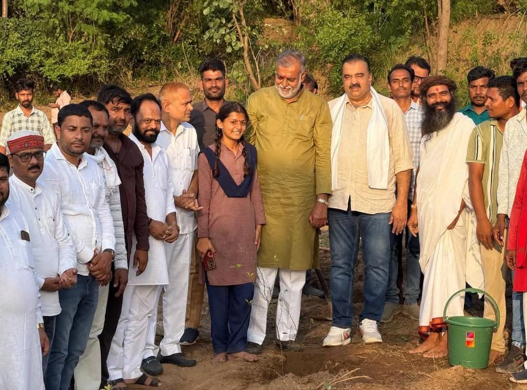 jabalpurdm's tweet photo. #सेवा_संकल्प_अभियान :-

पंचायत एवं ग्रामीण विकास मंत्री श्री पटेल ने नीमखेड़ा में किया पौधारोपण

@prahladspatel  #SevaSankalpAbhiyan
#JansamparkMP #jabalpur  
RM : https://t.co/0dpMlEjHDY https://t.co/4xGVBXuu8l