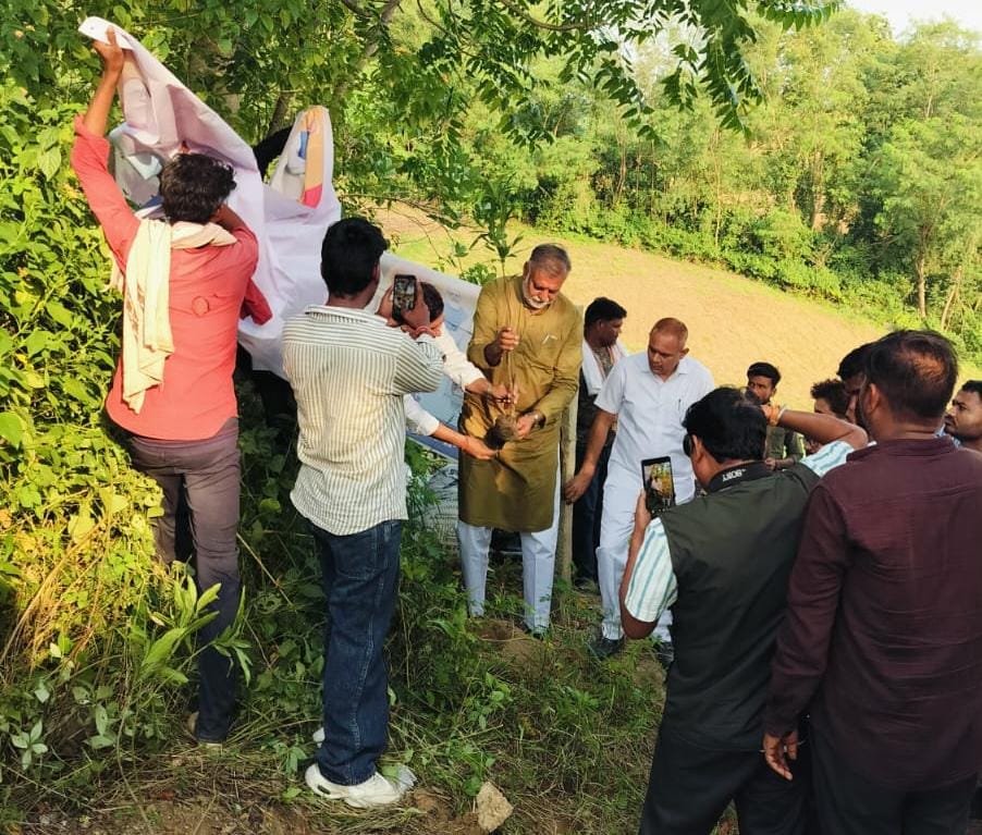 jabalpurdm's tweet photo. #सेवा_संकल्प_अभियान :-

पंचायत एवं ग्रामीण विकास मंत्री श्री पटेल ने नीमखेड़ा में किया पौधारोपण

@prahladspatel  #SevaSankalpAbhiyan
#JansamparkMP #jabalpur  
RM : https://t.co/0dpMlEjHDY https://t.co/4xGVBXuu8l
