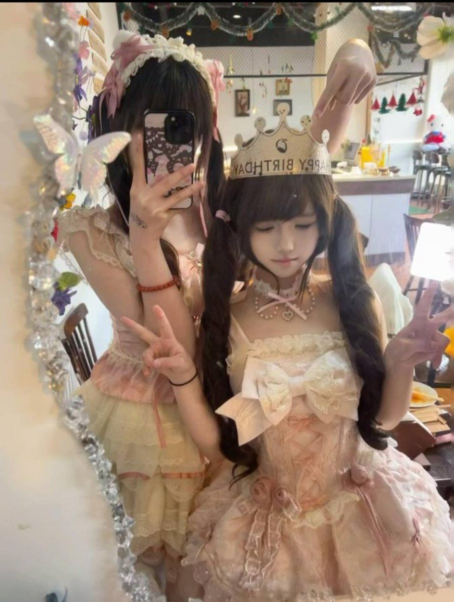 laura07sk1's tweet photo. 晚上10点！新拍的照片

有人想锐评一下我跟闺蜜的福嘛 🥹       

真心给福（人机不要来）   

真没有🚪  流言 1 我真的给呀 https://t.co/6R7kpTZHWB