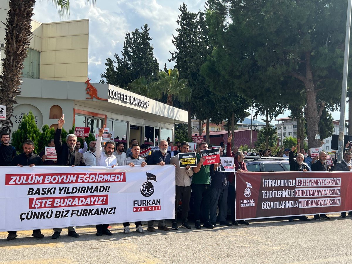frknhrkti's tweet photo. KARDEŞLERİMİZİ BEKLİYORUZ! 

20 Eylül 2022’de Osmaniye’de, tahliye olan kardeşlerini karşılamak isteyen Furkan Hareketi mensupları darp edilerek gözaltına alınan ve haklarında mahkeme açılan kardeşlerimizin bugünkü duruşmaları için adliye önünde bekliyoruz.

#OsmaniyeAdliyesi
#YargıEliyleZulüm