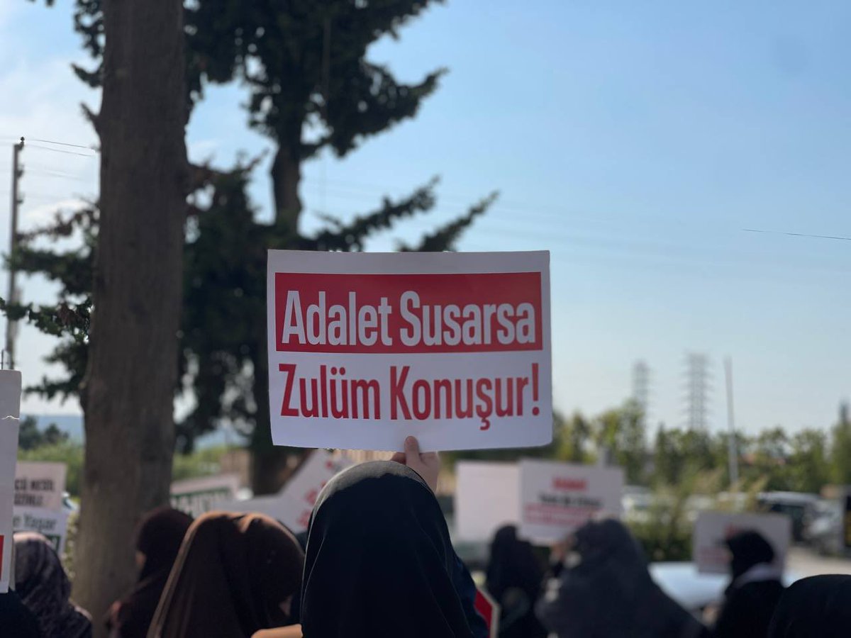frknhrkti's tweet photo. KARDEŞLERİMİZİ BEKLİYORUZ! 

20 Eylül 2022’de Osmaniye’de, tahliye olan kardeşlerini karşılamak isteyen Furkan Hareketi mensupları darp edilerek gözaltına alınan ve haklarında mahkeme açılan kardeşlerimizin bugünkü duruşmaları için adliye önünde bekliyoruz.

#OsmaniyeAdliyesi
#YargıEliyleZulüm