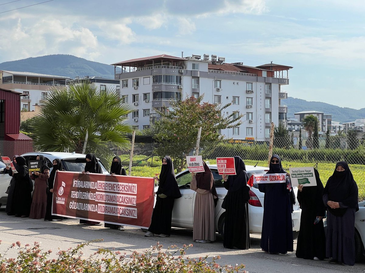 frknhrkti's tweet photo. KARDEŞLERİMİZİ BEKLİYORUZ! 

20 Eylül 2022’de Osmaniye’de, tahliye olan kardeşlerini karşılamak isteyen Furkan Hareketi mensupları darp edilerek gözaltına alınan ve haklarında mahkeme açılan kardeşlerimizin bugünkü duruşmaları için adliye önünde bekliyoruz.

#OsmaniyeAdliyesi
#YargıEliyleZulüm