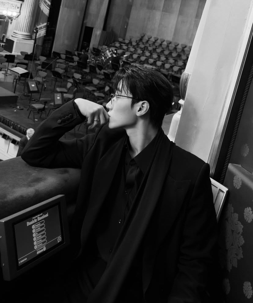 pelupru's tweet photo. Been sitting here for a while now with my glasses on, just scrolling and spacing out. Not really looking at anything important, just letting the night slow down a bit. Feels nice to not have anywhere to be or anything to fix. https://t.co/B6210YrRWh