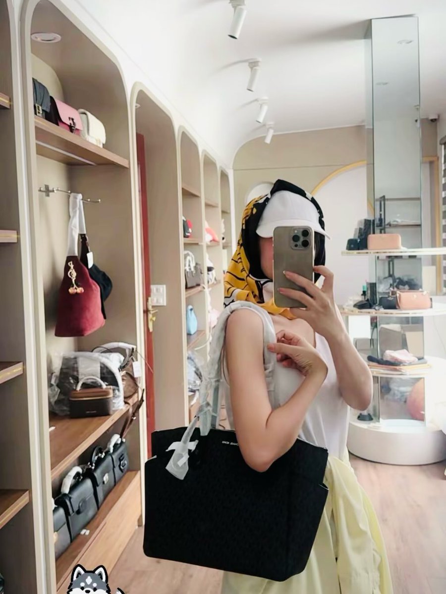 estrellamnz's tweet photo. Michael Kors Marilyn Medium Tote Bag https://t.co/yBwoQSY5bY
