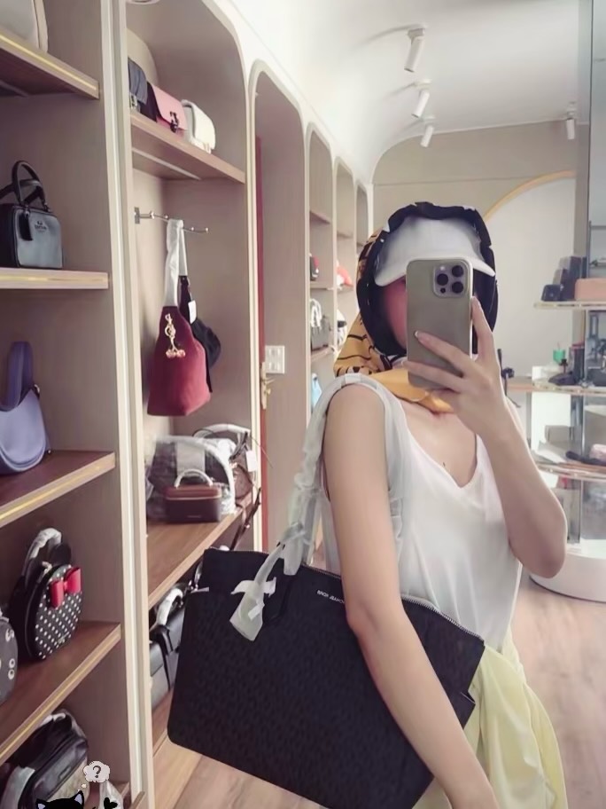 estrellamnz's tweet photo. Michael Kors Marilyn Medium Tote Bag https://t.co/yBwoQSY5bY