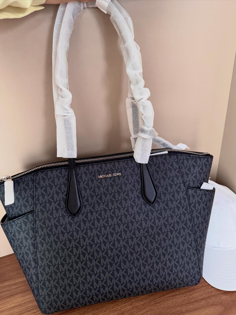 estrellamnz's tweet photo. Michael Kors Marilyn Medium Tote Bag https://t.co/yBwoQSY5bY