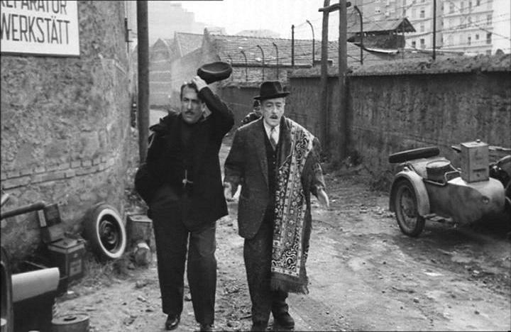 MassimoPeranigc's tweet photo. @laura_ceruti Addirittura spionaggio e controspionaggio tra Renzi e Calenda.
Qualcosa tipo Totò e Peppino divisi a Berlino. https://t.co/QPayhcG1wN