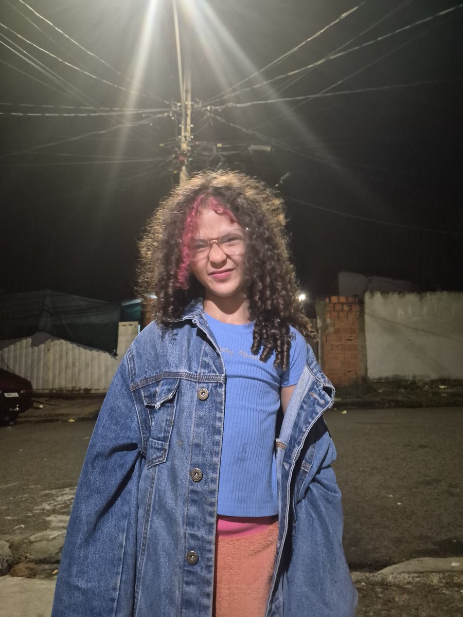 robsalvess's tweet photo. servindo com o cabelo rosa dela https://t.co/aHIWBEUwNd