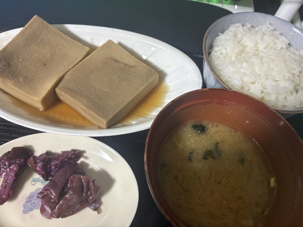 tomo3000sf's tweet photo. 本日の晩めし。

高野豆腐の見てくれは
少し悪くなったけど、

味に破綻なし！

井上漬物店さん(@inotuke )の赤しばウマー！

#おうちごはん https://t.co/l6voU8xE77