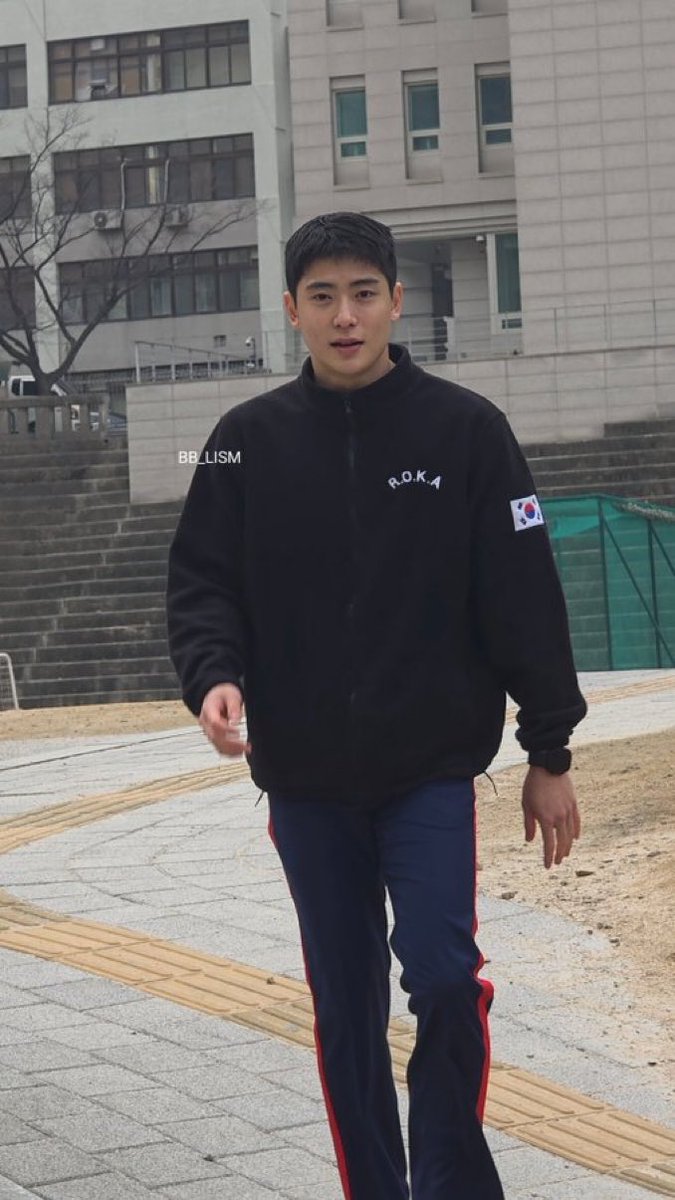 moralhaejaed's tweet photo. 생활감 ㅈㄴ있게 개후진깜장후리스입고
맨날 이발병한테 머리빡빡밀리고
근데 소녀들만날때 빡빡머리꾸꾸하고오던
내푸짐꿀냥이.... 넘귀야요... 안아줘야대 https://t.co/aKXlGezwj9