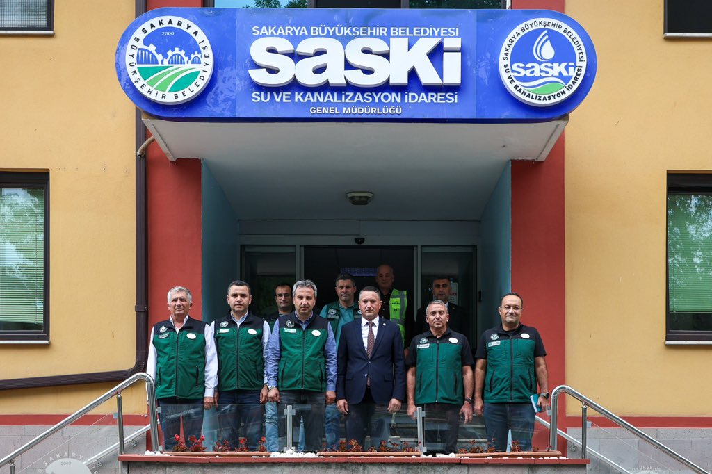 sakaryasaski's tweet photo. Ballıkaya Barajı’nın 45 kilometrelik isale hattında çalışmalar 3 farklı noktada eş zamanlı sürdürülüyor.

Şehrimizin uzun vadeli su güvenliğini destekleyecek Ballıkaya Barajı isale hattı kapsamında, boru çapları 2 bin ile 2 bin 800 milimetre arasında değişen 45 kilometrelik hat, 90 adet sanat yapısı ile 22 bin 500 metreküplük su deposu da şehrin altyapısına kazandırılacak.

Haberin Detayları: https://t.co/zUbZ1wAJVl