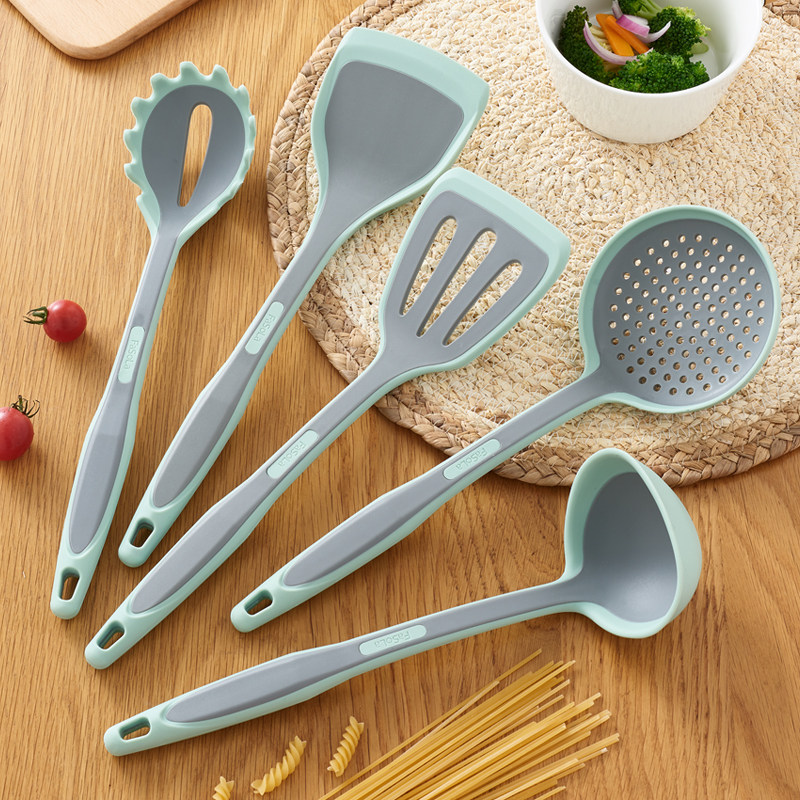 SamaraAkemwp's tweet photo. El plato de cocina tiene un pliegue de goma, una llave de cocina y un cucharon para revolver ingredientes. https://t.co/yN5s5WtEGa