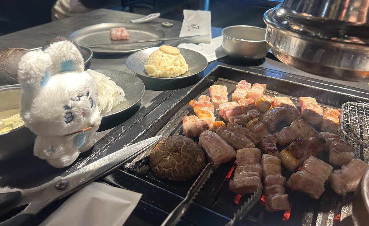 nwoooo_ma's tweet photo. ずっと行きたかった숮장にやっと行けました〜お肉美味しいのは当たり前だけど炭ハイボールも美味しすぎて2杯呑んだ🤜🏻(乾杯はビール)友人とメンバー誰が焼き奉行やったか語るなどして良い夜だった、やはりエスクプスが行く店は間違いないなと推しの舌に絶大な信頼です(1人だけTシャツあるのも流石) https://t.co/8QXOkvQ0QI