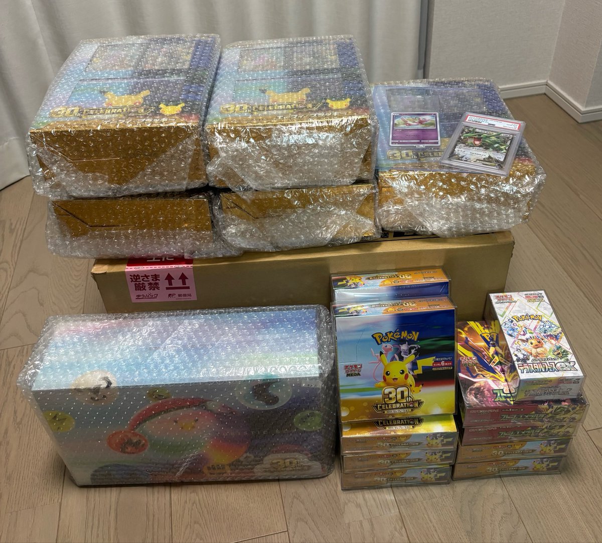 kebochacha's tweet photo. ポケポケカさん@pokepokeka_cas 枠の
8月9月分の持ち帰り分が届きました👏
デカ箱２つは初めてでした💦
30thほっとんど当たってなかったので
全て持ち帰りさせていただきました🙇
いつもありがとうございます😊 https://t.co/SAj9RR5yE8