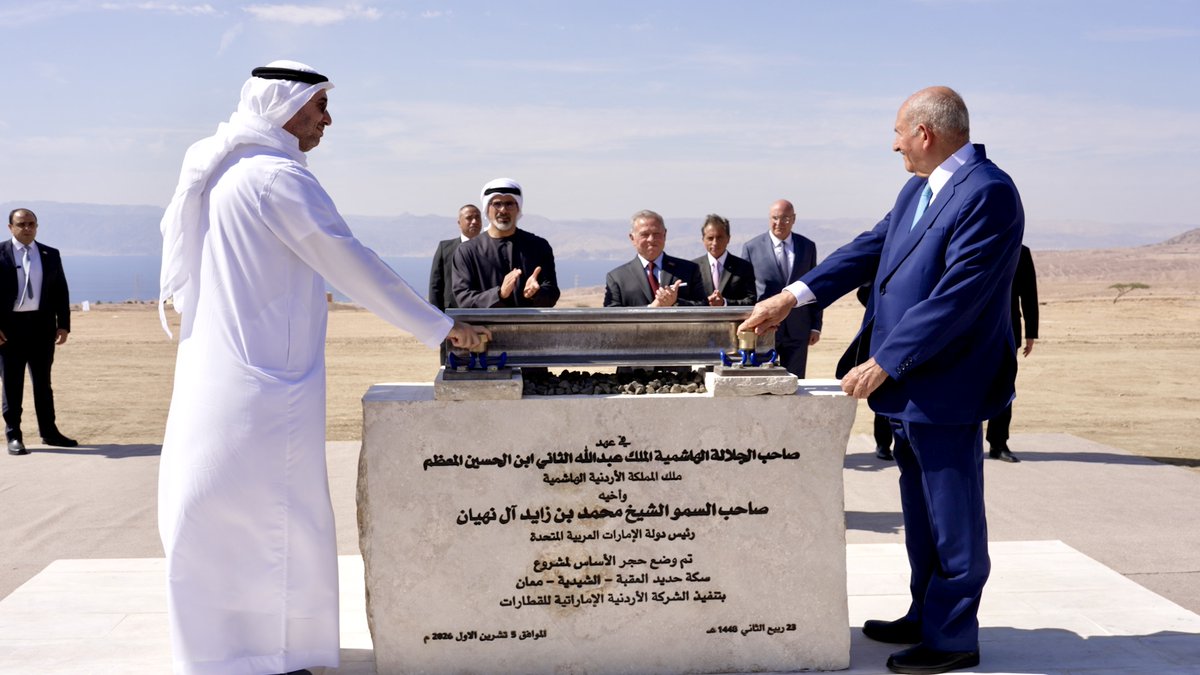 RHCJO's tweet photo. جلالة الملك عبدالله الثاني وسمو الشيخ خالد بن محمد بن زايد آل نهيان، ولي عهد أبوظبي، رئيس المجلس التنفيذي لإمارة أبوظبي، يشهدان وضع حجر الأساس لمشروع سكة حديد العقبة - الشيدية  - معان، أحد أبرز مشاريع النقل السككي في #الأردن.
#الإمارات https://t.co/7kvsiu3zsU