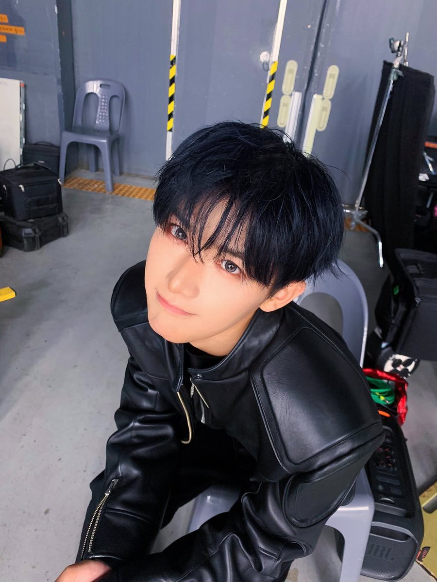 hongji_21's tweet photo. cute as hell                            WHAT THE HELL https://t.co/DFyrYk6sEX