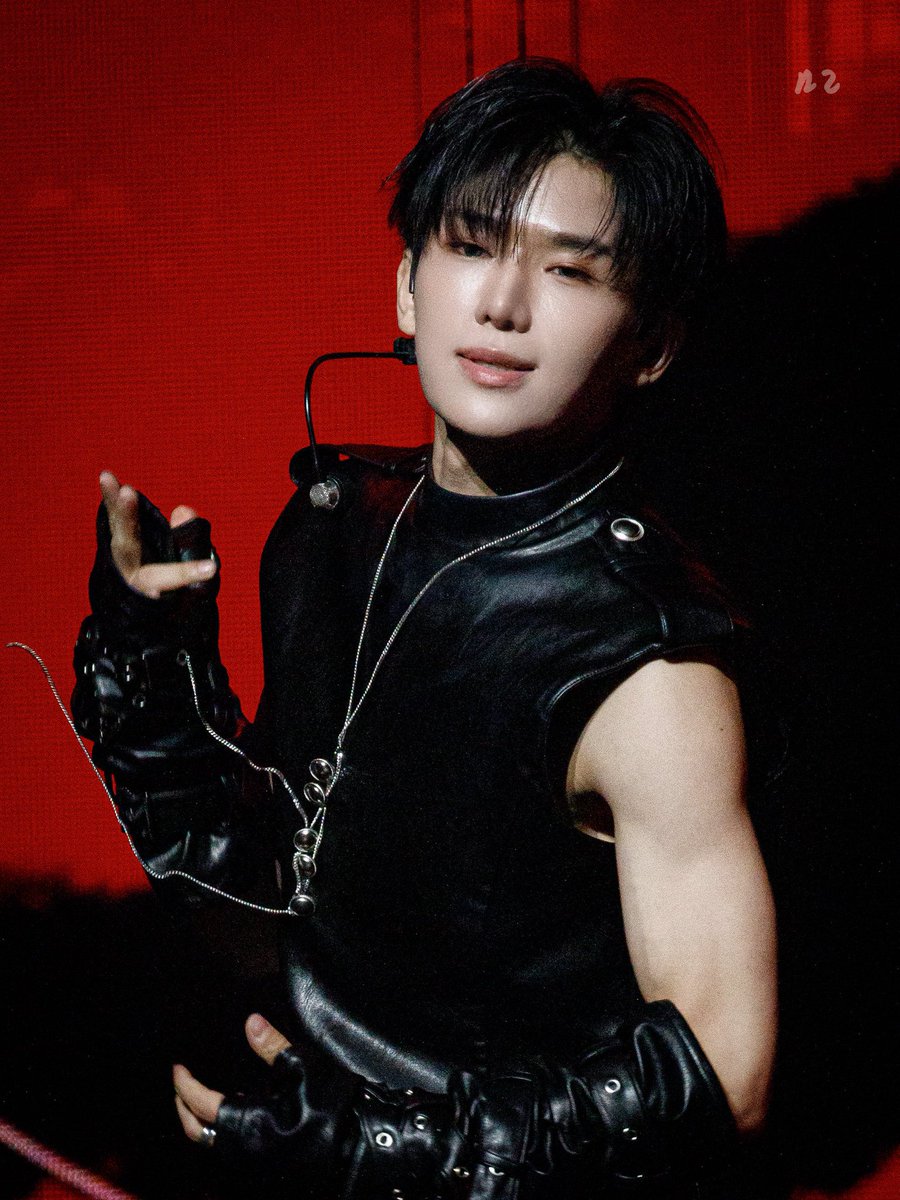 hongji_21's tweet photo. cute as hell                            WHAT THE HELL https://t.co/DFyrYk6sEX