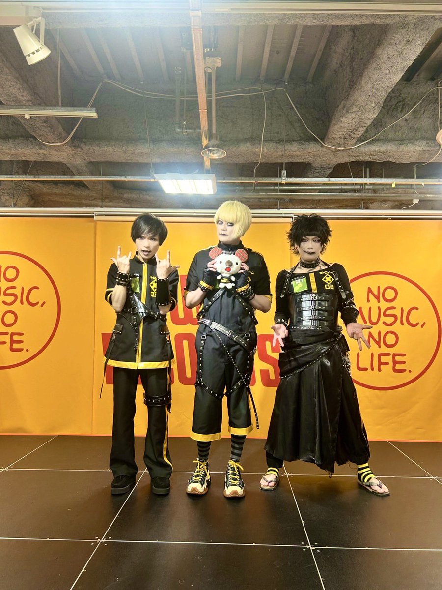 KINGRECORDS_MET's tweet photo. #メトロノーム『無限×変転=1.44』
発売記念イベント@ タワーレコード池袋店

終了しました🎶
パルコアラと記念撮影📸

東名阪ライブ＆リリースイベントも本日で終了です⚡️

各会場に足を運んでいただいた皆さま、ありがとうございました🔥🔥 https://t.co/HqvfxXEbAd