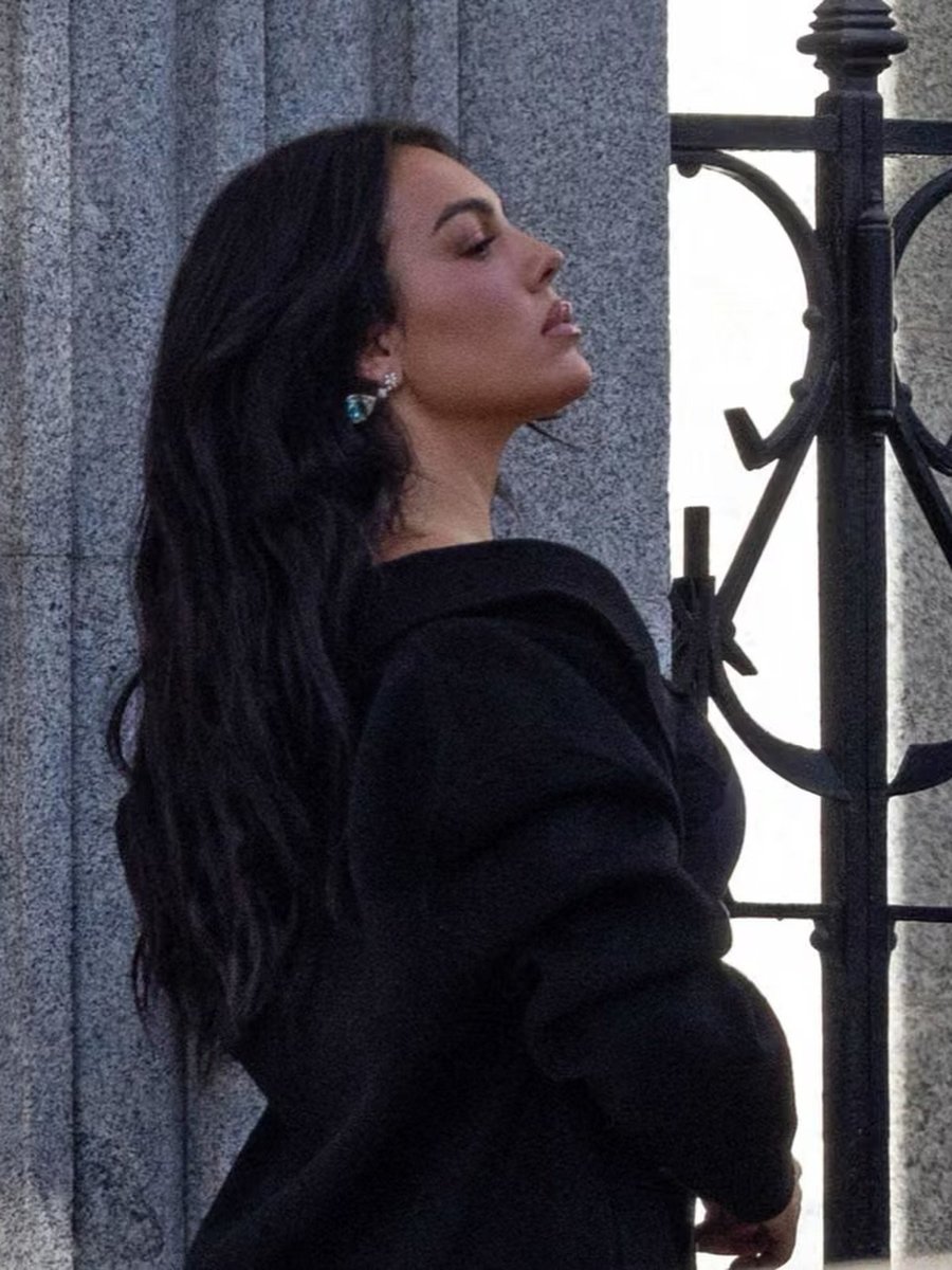 georginazeven's tweet photo. Georgina Rodríguez during the filming of one of her latest commercials in Madrid, looking stunning in an elegant all-black look. This is fashion. This is perfection. 😍✨ https://t.co/VNus0aowES