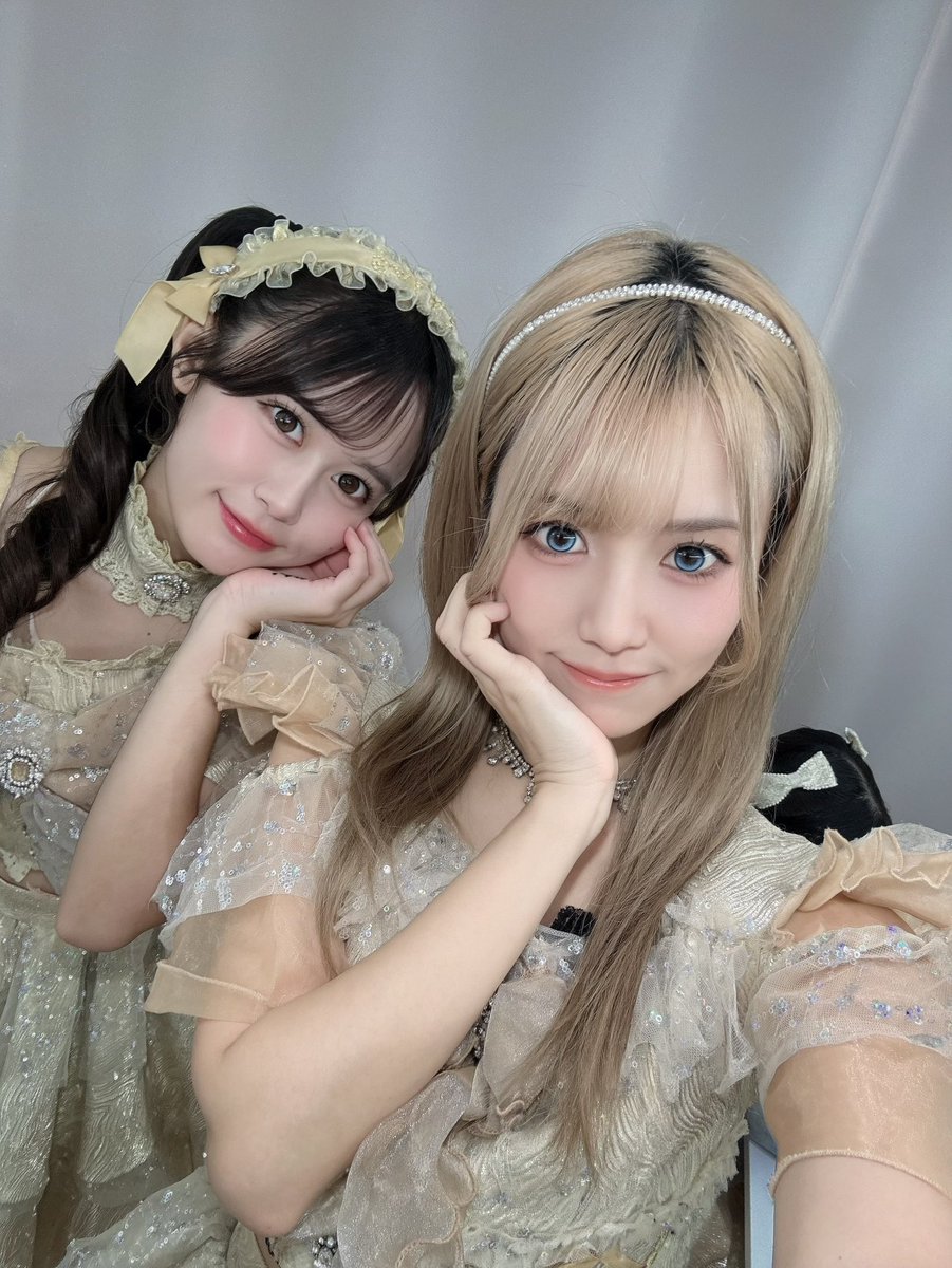 nonnoko888's tweet photo. 今日のライブもありがとうございました❣️

自撮りしてたらさりたまが同じポーズで写り込んできてかあいいね💛 https://t.co/bkFnRY0BhS