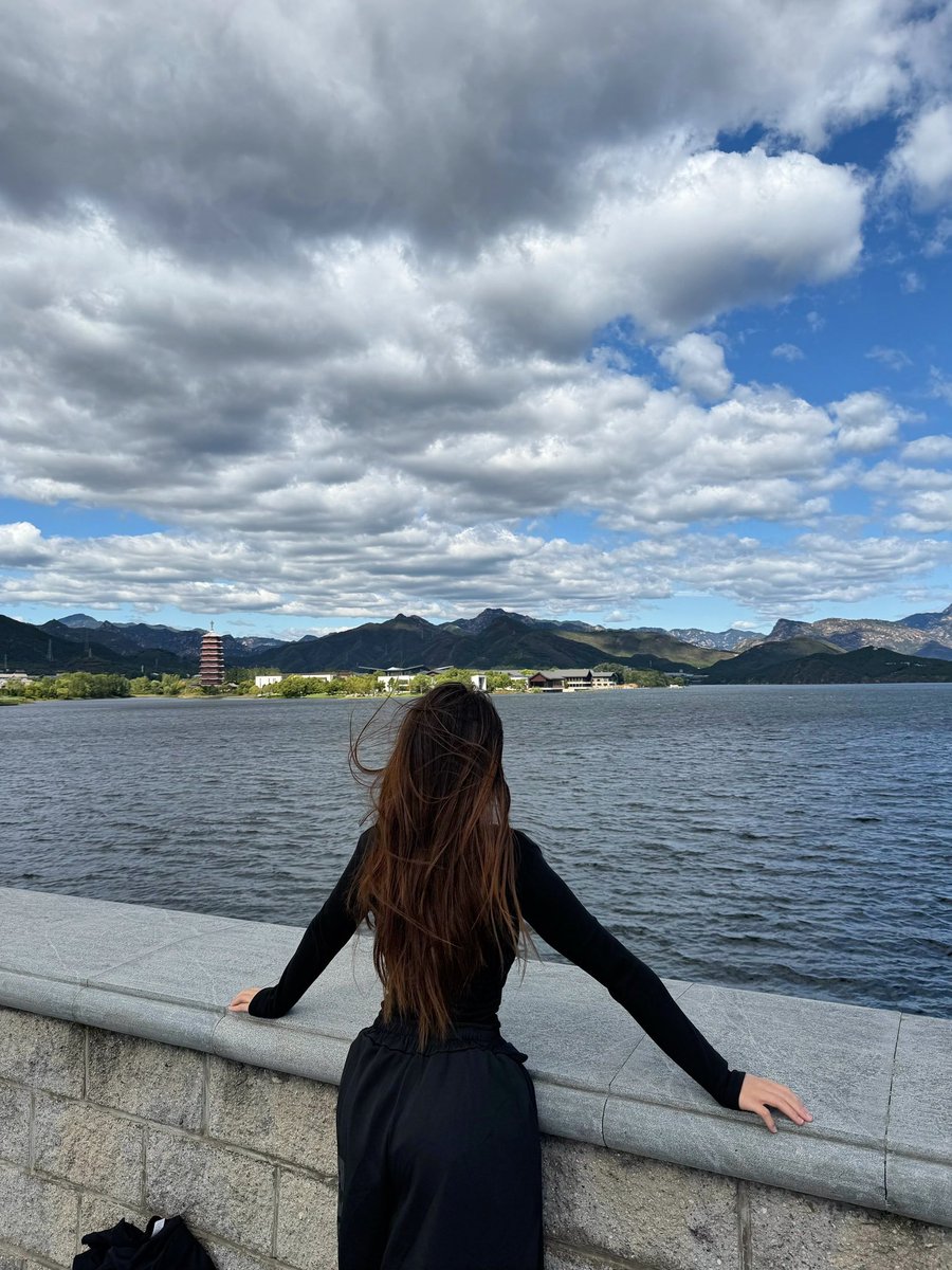 WenTing76098's tweet photo. 04女生，base北京/广州，做AI/算法，性格外向、精力旺盛

喜欢徒步、骑行、网球、健身、逛街、拍照、蹦迪，也爱聊AI、创业、赚钱和各种奇怪想法

想认识真诚、有趣、有好奇心、有自己生活的人。学生/上班族/创业者都欢迎，线下玩或线上聊天都可以

觉得认识新朋友本身就很好玩，欢迎私信👋 https://t.co/cSPnTzhsIn
