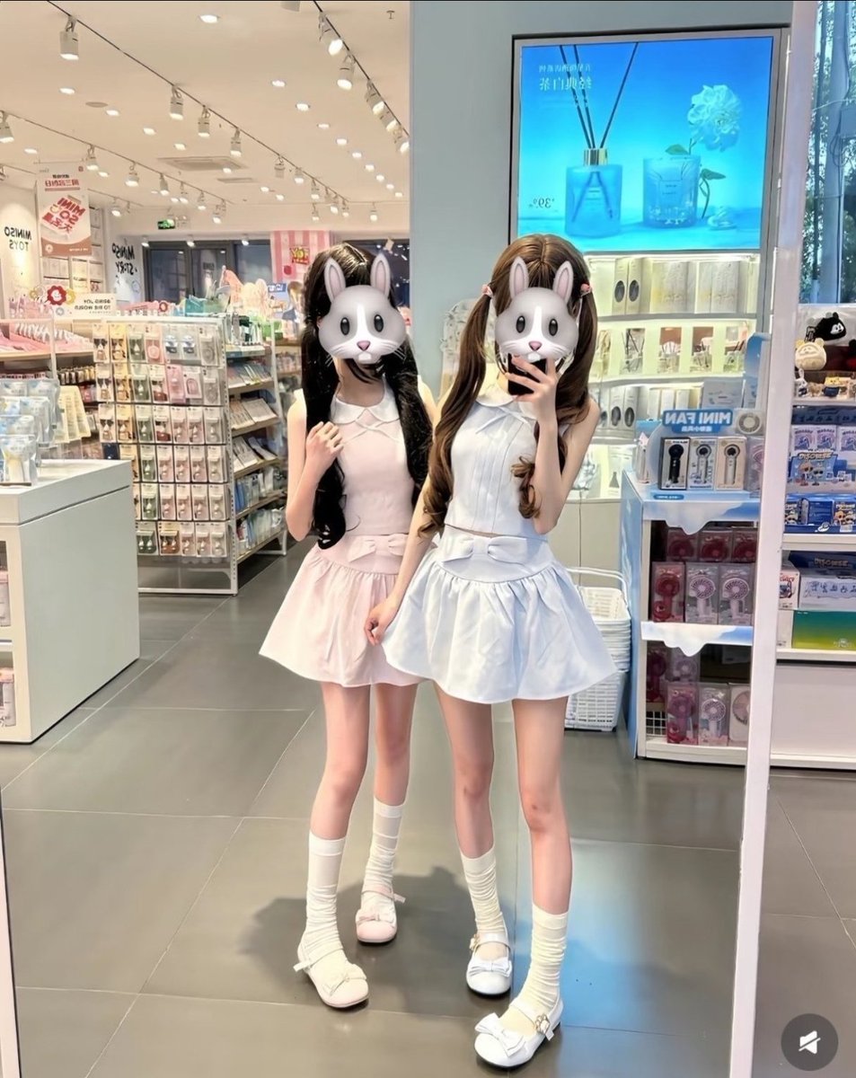 KhumanAmit83005's tweet photo. 今天和闺蜜甜蜜双排

有人想要锐评我们俩的福嘛？我们福不黑

不要🚪赶紧看，看完就删

（人机就别来了） https://t.co/h3qfBYc5YR