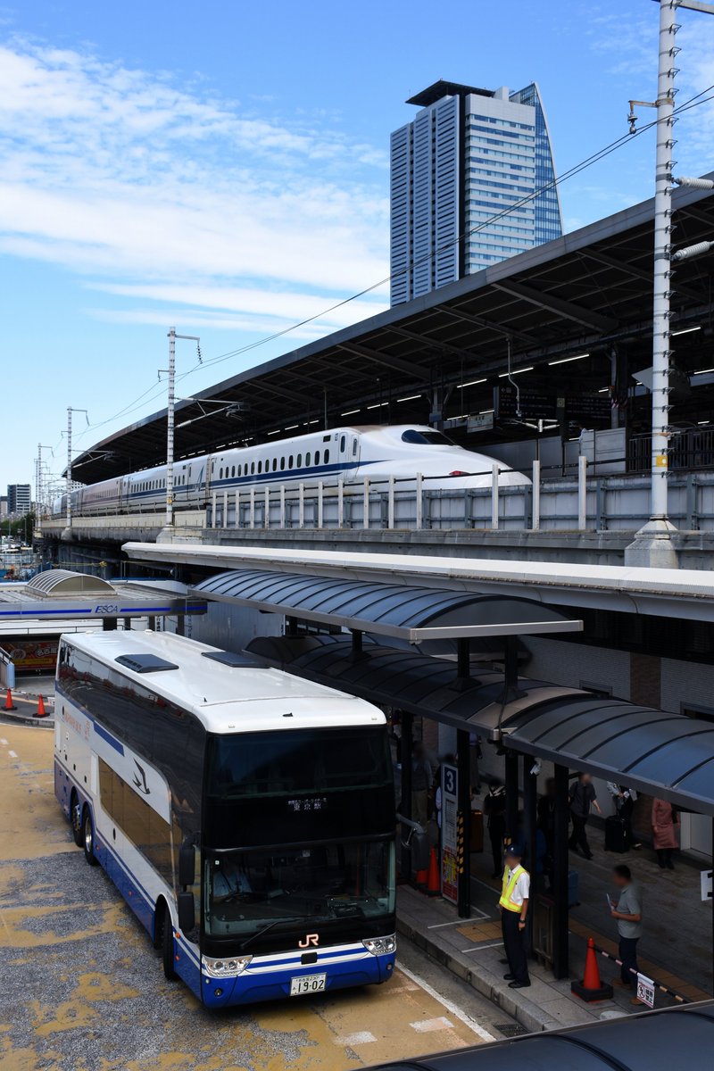 ktk4058's tweet photo. 名古屋駅で出発を待つ新東名スーパーライナーと、名古屋駅から出発していく東海道新幹線。 https://t.co/zIErFP9j0M