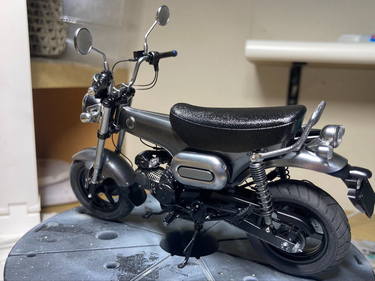 sobCyFebszIIPpd's tweet photo. 荒いけど塗り終わったー。
急いだー。
誤魔化しがいるから、艶消し吹いて
汚すよ。 https://t.co/RfMgvSdESh