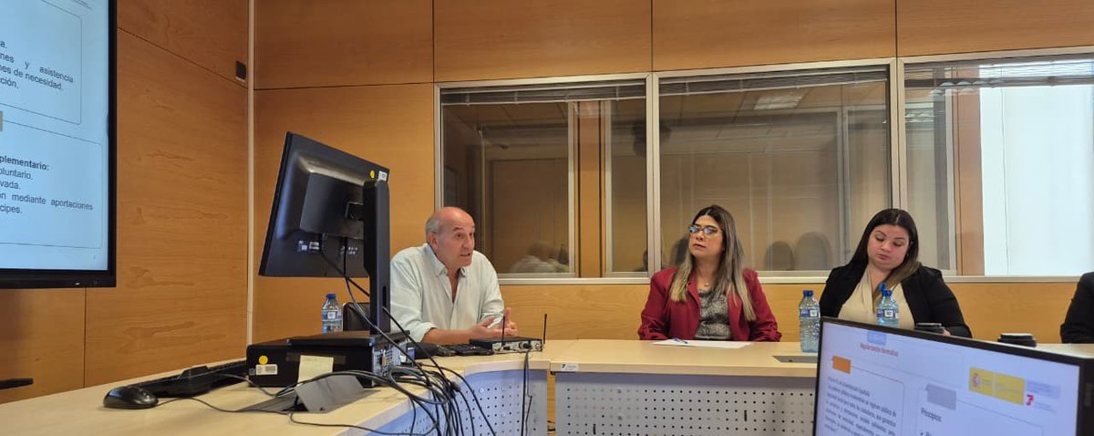 MTESS_PY's tweet photo. #TrabajoFormal| Ministerio de Trabajo participa de intercambio de experiencias para avanzar en formalización del empleo y protección social

La misión técnica está orientada a identificar herramientas y buenas prácticas que puedan contribuir a avanzar en la formalización del empleo y ampliar el acceso a la seguridad social en Paraguay.

El intercambio técnico, que se lleva a cabo en alianza con el Ministerio de Trabajo y Economía Social y el Ministerio de Inclusión, Seguridad Social y Migraciones, de España, aborda aspectos centrales como los sistemas de registro y afiliación de trabajadores y empleadores; la interoperabilidad entre empleo, seguridad social e inspección laboral; el conocimiento de herramientas tecnológicas para detectar el empleo no registrado; el fortalecimiento de los mecanismos de fiscalización y control del cumplimiento de las obligaciones laborales y previsionales, entre otros.

El objetivo es que este intercambio genere insumos concretos para mejorar las políticas públicas de formalización, reducir barreras de acceso al empleo formal y ampliar la cobertura de la protección social, con especial atención a jóvenes y mujeres.

Esta actividad se desarrolla en el marco del programa de fortalecimiento del sistema de protección social y de las políticas activas del mercado laboral a lo largo del ciclo de vida en #Paraguay, implementado conjuntamente por el Ministerio de Trabajo, la #OIT, el @PNUDPARAGUAY y el @BancoMundial, vinculado a la iniciativa Acelerador Global sobre Empleo y Protección Social para Transiciones Justas, impulsada por las Naciones Unidas.