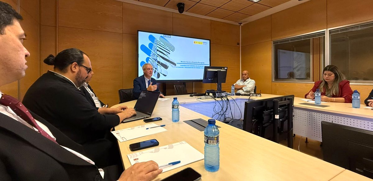 MTESS_PY's tweet photo. #TrabajoFormal| Ministerio de Trabajo participa de intercambio de experiencias para avanzar en formalización del empleo y protección social

La misión técnica está orientada a identificar herramientas y buenas prácticas que puedan contribuir a avanzar en la formalización del empleo y ampliar el acceso a la seguridad social en Paraguay.

El intercambio técnico, que se lleva a cabo en alianza con el Ministerio de Trabajo y Economía Social y el Ministerio de Inclusión, Seguridad Social y Migraciones, de España, aborda aspectos centrales como los sistemas de registro y afiliación de trabajadores y empleadores; la interoperabilidad entre empleo, seguridad social e inspección laboral; el conocimiento de herramientas tecnológicas para detectar el empleo no registrado; el fortalecimiento de los mecanismos de fiscalización y control del cumplimiento de las obligaciones laborales y previsionales, entre otros.

El objetivo es que este intercambio genere insumos concretos para mejorar las políticas públicas de formalización, reducir barreras de acceso al empleo formal y ampliar la cobertura de la protección social, con especial atención a jóvenes y mujeres.

Esta actividad se desarrolla en el marco del programa de fortalecimiento del sistema de protección social y de las políticas activas del mercado laboral a lo largo del ciclo de vida en #Paraguay, implementado conjuntamente por el Ministerio de Trabajo, la #OIT, el @PNUDPARAGUAY y el @BancoMundial, vinculado a la iniciativa Acelerador Global sobre Empleo y Protección Social para Transiciones Justas, impulsada por las Naciones Unidas.