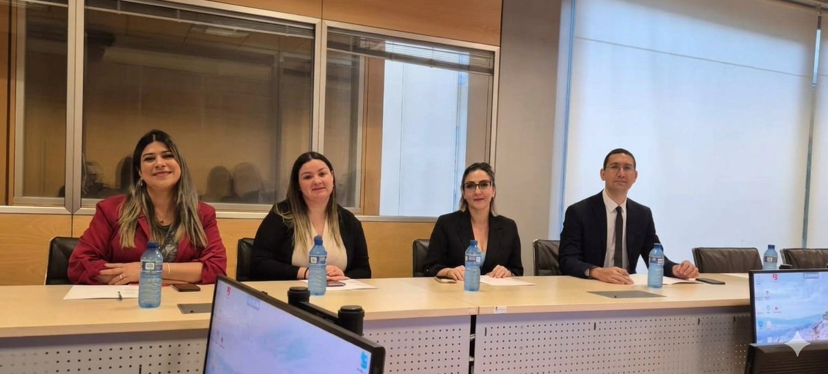 MTESS_PY's tweet photo. #TrabajoFormal| Ministerio de Trabajo participa de intercambio de experiencias para avanzar en formalización del empleo y protección social

La misión técnica está orientada a identificar herramientas y buenas prácticas que puedan contribuir a avanzar en la formalización del empleo y ampliar el acceso a la seguridad social en Paraguay.

El intercambio técnico, que se lleva a cabo en alianza con el Ministerio de Trabajo y Economía Social y el Ministerio de Inclusión, Seguridad Social y Migraciones, de España, aborda aspectos centrales como los sistemas de registro y afiliación de trabajadores y empleadores; la interoperabilidad entre empleo, seguridad social e inspección laboral; el conocimiento de herramientas tecnológicas para detectar el empleo no registrado; el fortalecimiento de los mecanismos de fiscalización y control del cumplimiento de las obligaciones laborales y previsionales, entre otros.

El objetivo es que este intercambio genere insumos concretos para mejorar las políticas públicas de formalización, reducir barreras de acceso al empleo formal y ampliar la cobertura de la protección social, con especial atención a jóvenes y mujeres.

Esta actividad se desarrolla en el marco del programa de fortalecimiento del sistema de protección social y de las políticas activas del mercado laboral a lo largo del ciclo de vida en #Paraguay, implementado conjuntamente por el Ministerio de Trabajo, la #OIT, el @PNUDPARAGUAY y el @BancoMundial, vinculado a la iniciativa Acelerador Global sobre Empleo y Protección Social para Transiciones Justas, impulsada por las Naciones Unidas.