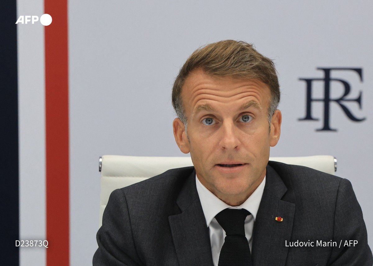 afpfr's tweet photo. 🇫🇷 Emmanuel Macron a dénoncé lundi "le choix irresponsable" de la Russie "d'intensifier ses frappes contre les infrastructures et les objectifs civils" en Ukraine, après un échange avec le président ukrainien Volodymyr Zelensky ⤵️ https://t.co/KyTmdhg6Dh
