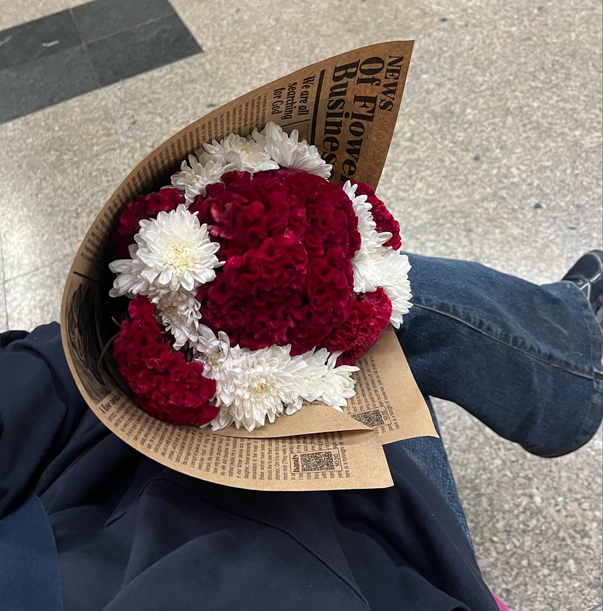 Hel84z's tweet photo. وقتی از یه نفر توقع  ندارم و میبینم حواسش بهم هست و یا چیزی برام گرفته صد برابر خوشحال میشم فارغ از ارزش مادی اون کار
امروز برای خودم یهو گل خریدم فهمیدم کلا از خودم توقعی ندارم که به خودم محبت کنم چون نه تنها خوشحال شدم با دوتا شاخه گل، بلکه حتی سوپرایزم شدم https://t.co/iLUXCgUgqP