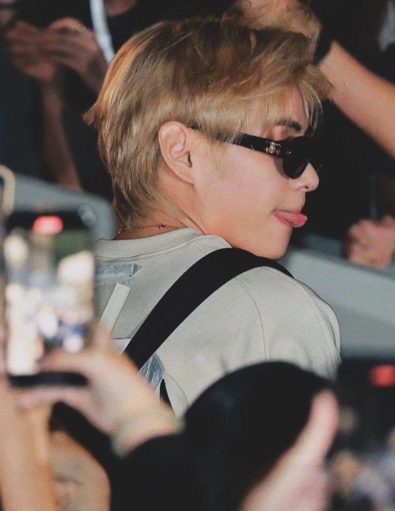 thvaesthetics's tweet photo. Blonde taehyung ⚡ https://t.co/Fv2F3Nr25X