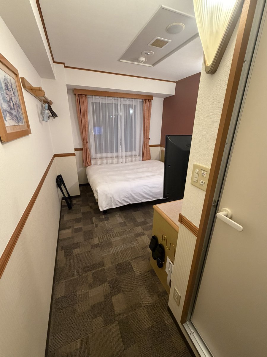 wononegie's tweet photo. 楽しかった「餅より落語」の後、押上から品川に出て、そこから新幹線で熱海へ行きました

今回も宿泊は東横インです

ここの東横イン、前回はコロナ禍の時で前を通っただけだったので今回が初宿泊ですが、駅から適度に近くて良いですね

今回は入って右側にお風呂がある部屋でした https://t.co/hxw19V3u8O