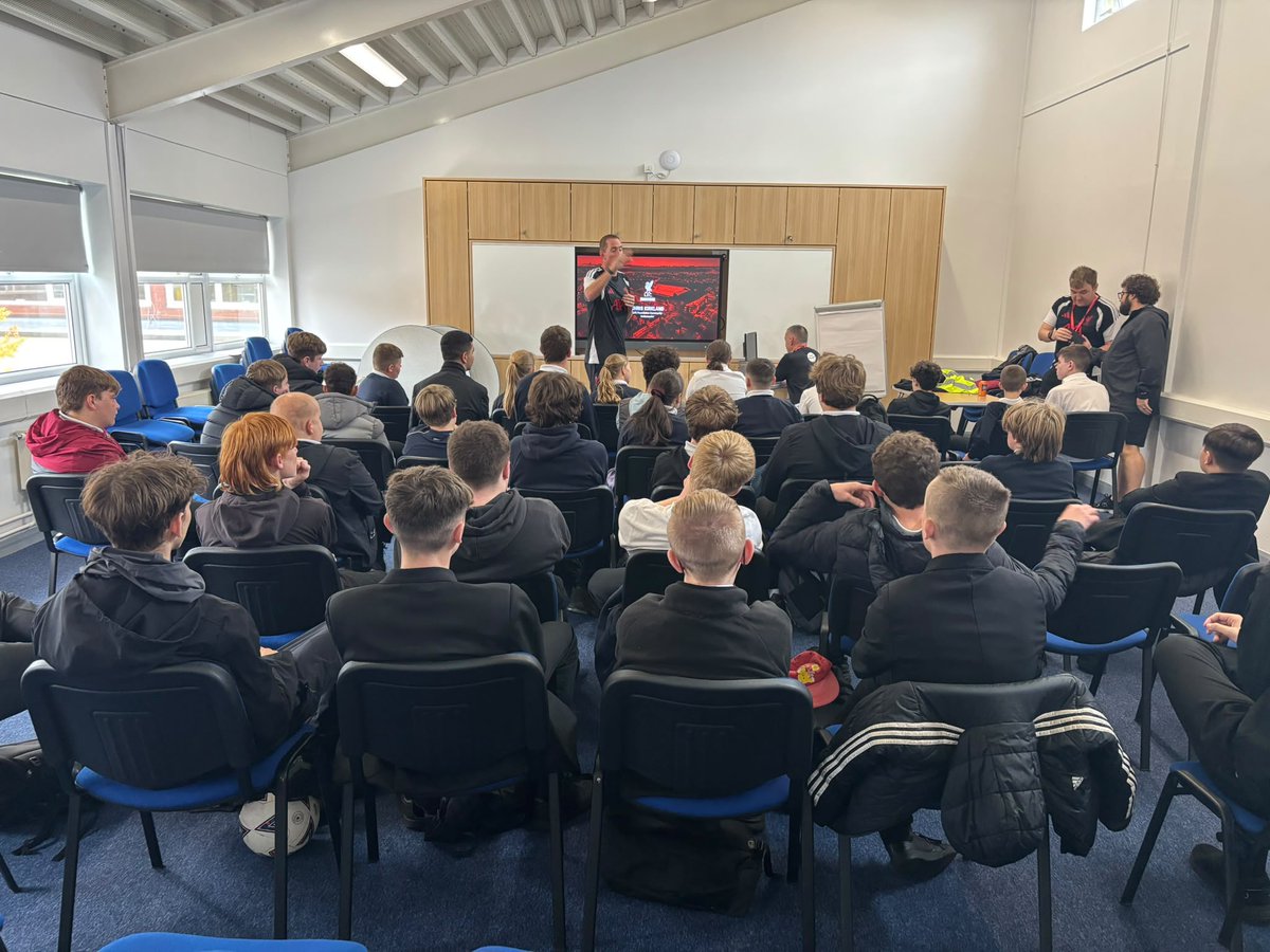 ClareMountSSC's tweet photo. We were honoured to have a visit from former LFC and England Men's Goalkeeper Chris Kirkland, this morning. Chris spoke passionately about his career and his own personal challenges. The visit was part of the @LFCFoundation Onside Programme #attitude #hardwork #helpothers https://t.co/jrnJeiDbfK