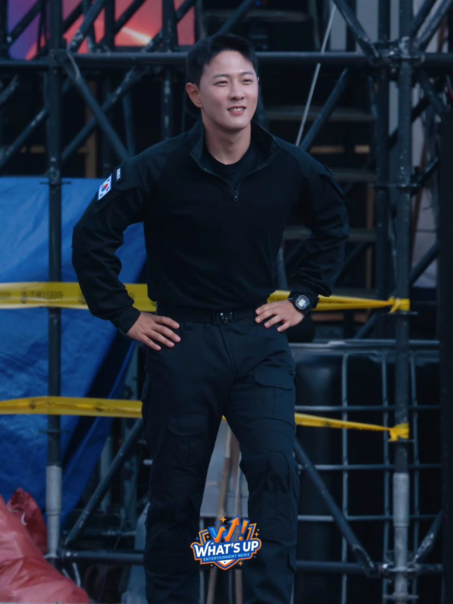 DKing_Worldwide's tweet photo. 오늘(5일) 계룡대에서 열린 ‘2026 지상군페스티벌’ 무대를 성공적으로 마친 아이콘(iKON) 김동혁이 팬들에게 인사를 전하기 위해 모습을 드러냈다. 👋🔥

📸 what.up.korea
@D_dong_ii @iKONIC_143 #DK #DONGHYUK #iKON https://t.co/YAaWP2CxkQ