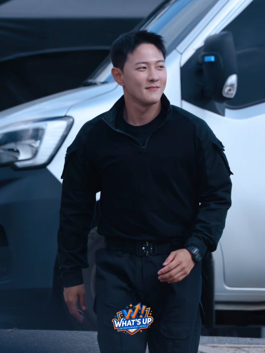 DKing_Worldwide's tweet photo. 오늘(5일) 계룡대에서 열린 ‘2026 지상군페스티벌’ 무대를 성공적으로 마친 아이콘(iKON) 김동혁이 팬들에게 인사를 전하기 위해 모습을 드러냈다. 👋🔥

📸 what.up.korea
@D_dong_ii @iKONIC_143 #DK #DONGHYUK #iKON https://t.co/YAaWP2CxkQ