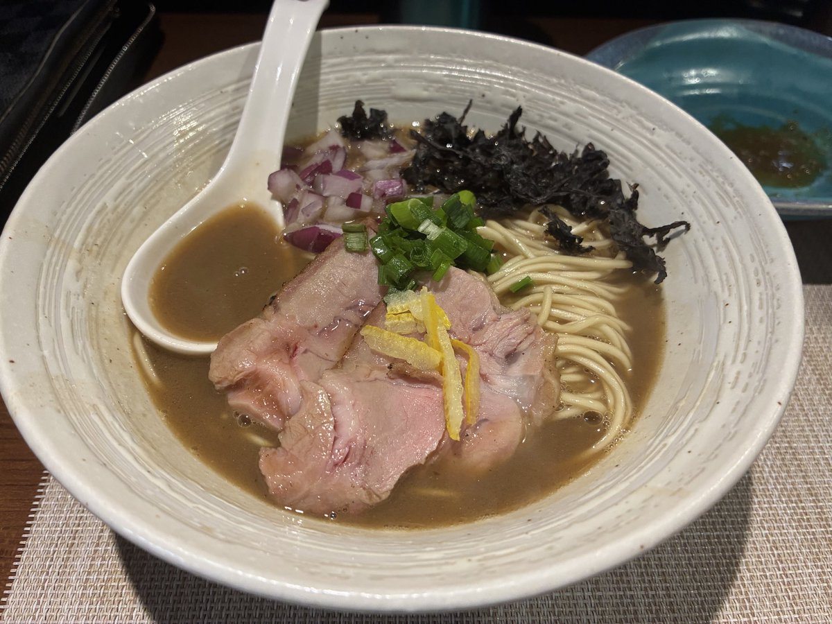 kusukusu2's tweet photo. 麺処 はら田

ついてないとか、運がどうとか
そう言うスピリチュアルなことは
全く信仰していませんが、

それに傾倒しかける程、
ロクでもない1日だった

ラーメン美味かったから
±0に
なんてなるわけねー！

原田君！！！！！
実にごちそうさまでした！！！！ https://t.co/IerwD9UaNH