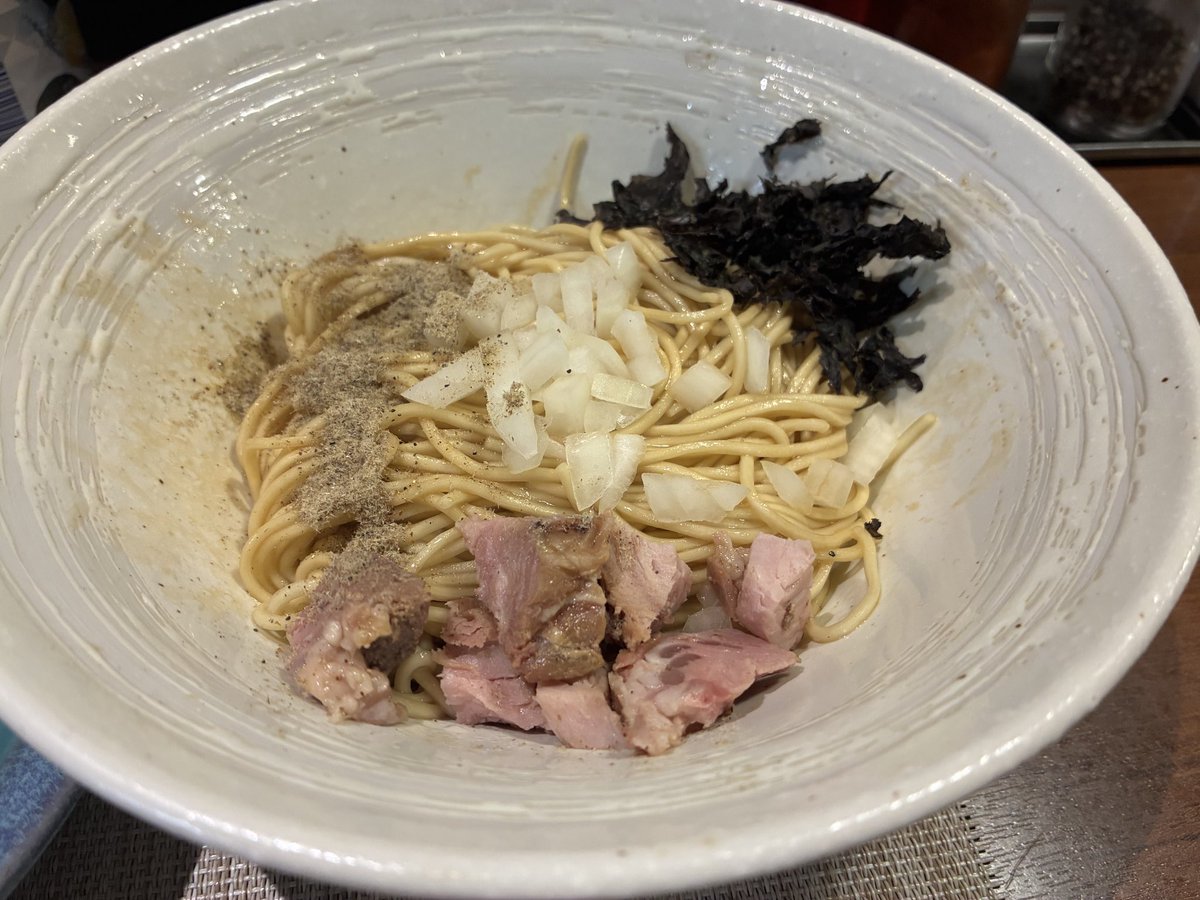 kusukusu2's tweet photo. 麺処 はら田

ついてないとか、運がどうとか
そう言うスピリチュアルなことは
全く信仰していませんが、

それに傾倒しかける程、
ロクでもない1日だった

ラーメン美味かったから
±0に
なんてなるわけねー！

原田君！！！！！
実にごちそうさまでした！！！！ https://t.co/IerwD9UaNH