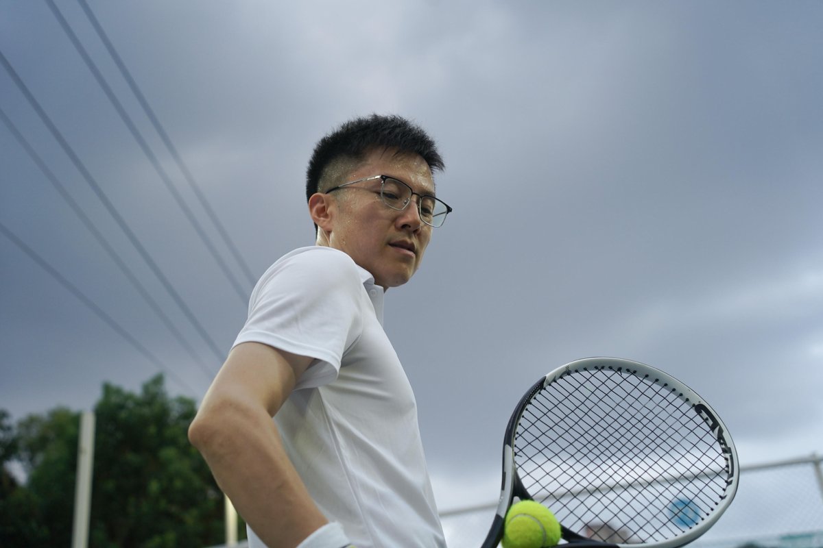 SelenaTruslfqv's tweet photo. [Un joven 婆谐 击出 pelota, el sonido "乓" resuena con la acción，搭配 揭婆 风格 de cartel de partido deportivo]， https://t.co/2TQ5nUgm8r