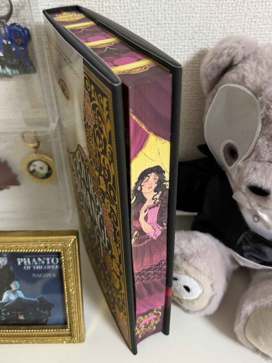 kura_mus's tweet photo. オペラ座の怪人 新解釈小説 『Our Strange Duet』読了しました🎭🌹

クリスティーヌ視点で描かれる公式小説です📕
どうしても読みたくて個人輸入して買っちゃった。

舞台では理解しきれなかったクリスティーヌの心情が丁寧に描かれていて、オペラ座の怪人への理解がより深まりました😌 https://t.co/s9fz1ejaVp