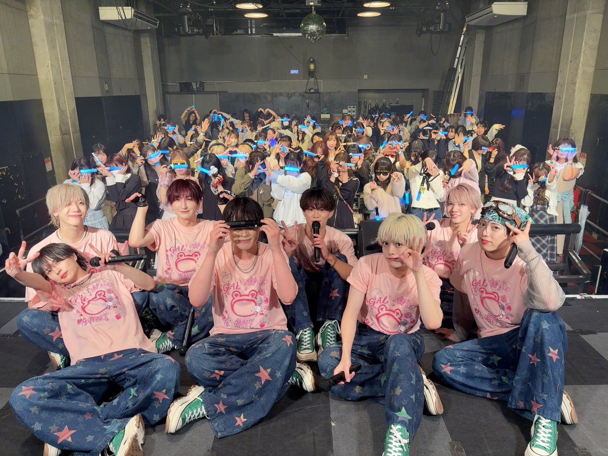 NEWTREND_JP's tweet photo. ／
『8 STORIES – WE ARE ∞ –TOUR』大阪公演
ありがとうございました🐸🩵
＼

NEWTREND新体制初のツアー4公演目‼︎
本日も最高に熱い空間となりました🔥

残すはツアーファイナル!!
一緒に最高の景色を作りましょう!!✨

ツアーファイナル東京お楽しみに👀

NENT···▸10/29(木)
📍東京･渋谷clubasia

ツアーの詳細はこちら▽
https://t.co/5jZeZTkK84

┈┈┈┈┈┈┈┈┈┈
メンバーからのコメント💬

#YUITO 
全てを出し切った大阪、最高。

#JIN
大阪ほんまおおきに！
また戻ってくるさかい🫶🏻

#TAKA 
大阪最高やん！
愛してるやん！
また絶対戻ってくるやん！

#KOUTOKU 
最高の思い出！一緒に最高の空間作ってくれてありがとう！！

#REY
大阪バイブス最高やでやで🐙
集大成、東京でお会いしましょう🗼

#SHUN 
たこ焼き10個食べました🐙
そしたらおしりにおっきいたこ焼き2個できました！また来ます！

#TAITO
Yes！Yes！Yes！大阪ー！

#KOSEI
8人で大阪戻ってこられてじゃくし〜。のみんなと同じ刻を過ごせて嬉しかったよ🎶みんな好きやで💓

#NEWTREND #にゅーとれ #8STORIES