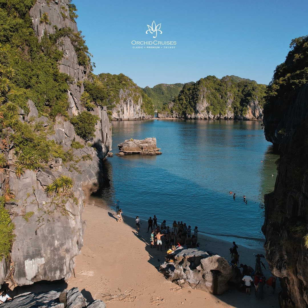 isaqd96's tweet photo. Discover Ba Trai Dao Islets in Lan Ha Bay: turquoise waters, golden beaches, and a secluded fairytale escape near Cat Ba Island. A true forgotten paradise waiting to be explored. https://t.co/2ATE0E2n7T
