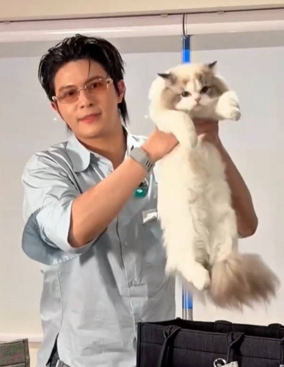 sercodef's tweet photo. อาเบลเหมือนโดนปลุกมาช่วยป๊าทำงานแล้วโดนแกล้งอยู่งั้น เอ็นดู 5555555555555555555 https://t.co/kgM9QYizAH