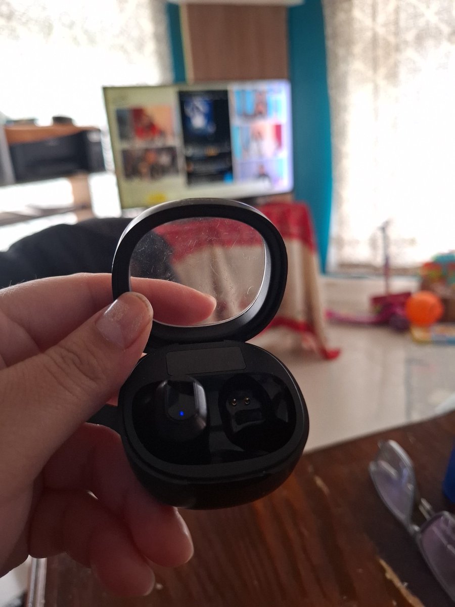 zoevalen23's tweet photo. #nadiedicenada, se me rompió mi auricular. https://t.co/EKVx01ghXU